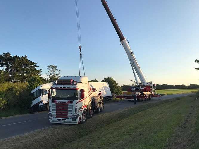 Relevage camion poids lourd accident Bretagne France Europe