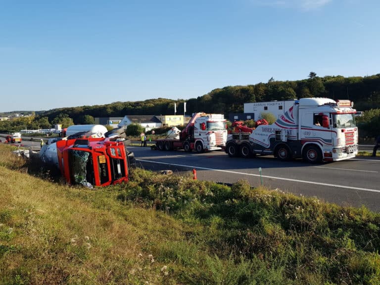 Rapatriement d'un véhicule accidenté sur autoroute 1